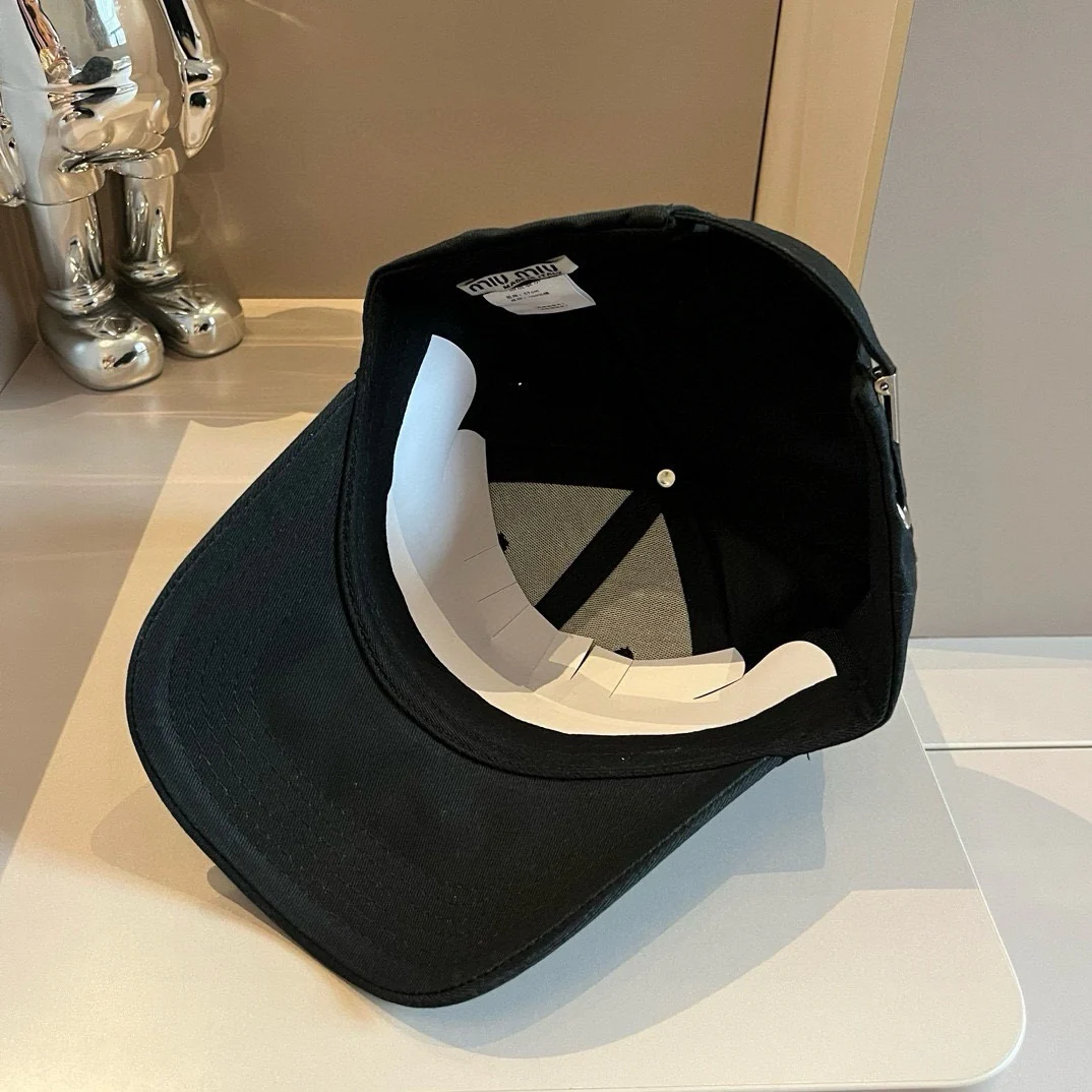 Бейсболка Miu Miu с вышитой надписью - унисекс