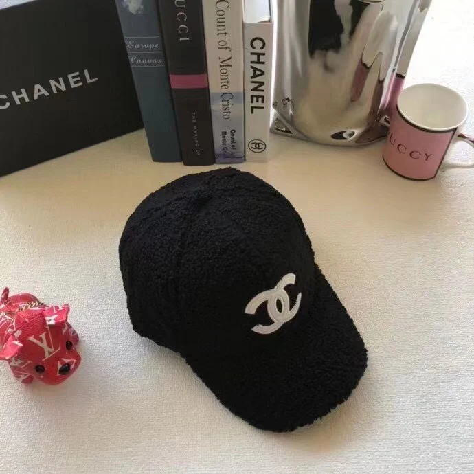 Chanel - Бейсболка с меховой подкладкой - Черная