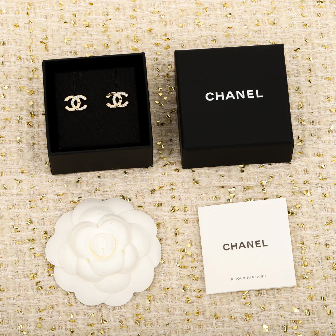 Chanel - Серьги Double C из золота и бриллиантов, цена 25 пенсов.