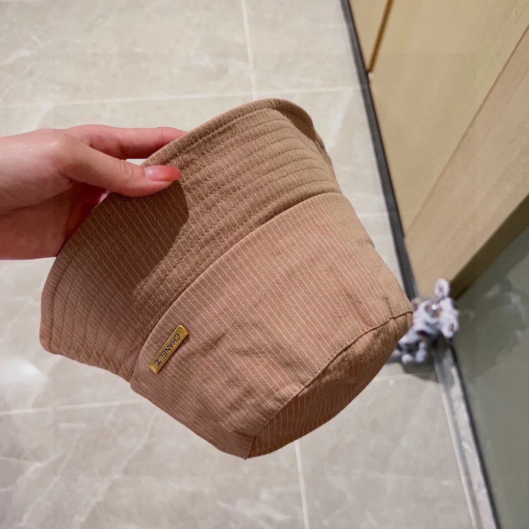 Новая модель Chanel 2023: прямая полосатая рыбацкая шляпа — хаки.