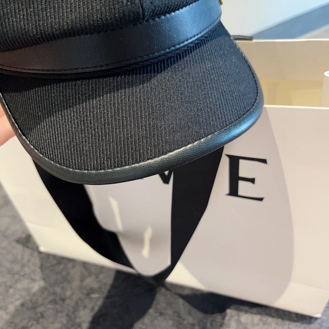 Новая однотонная кепка художника Chanel из осенне-зимней коллекции - черная.