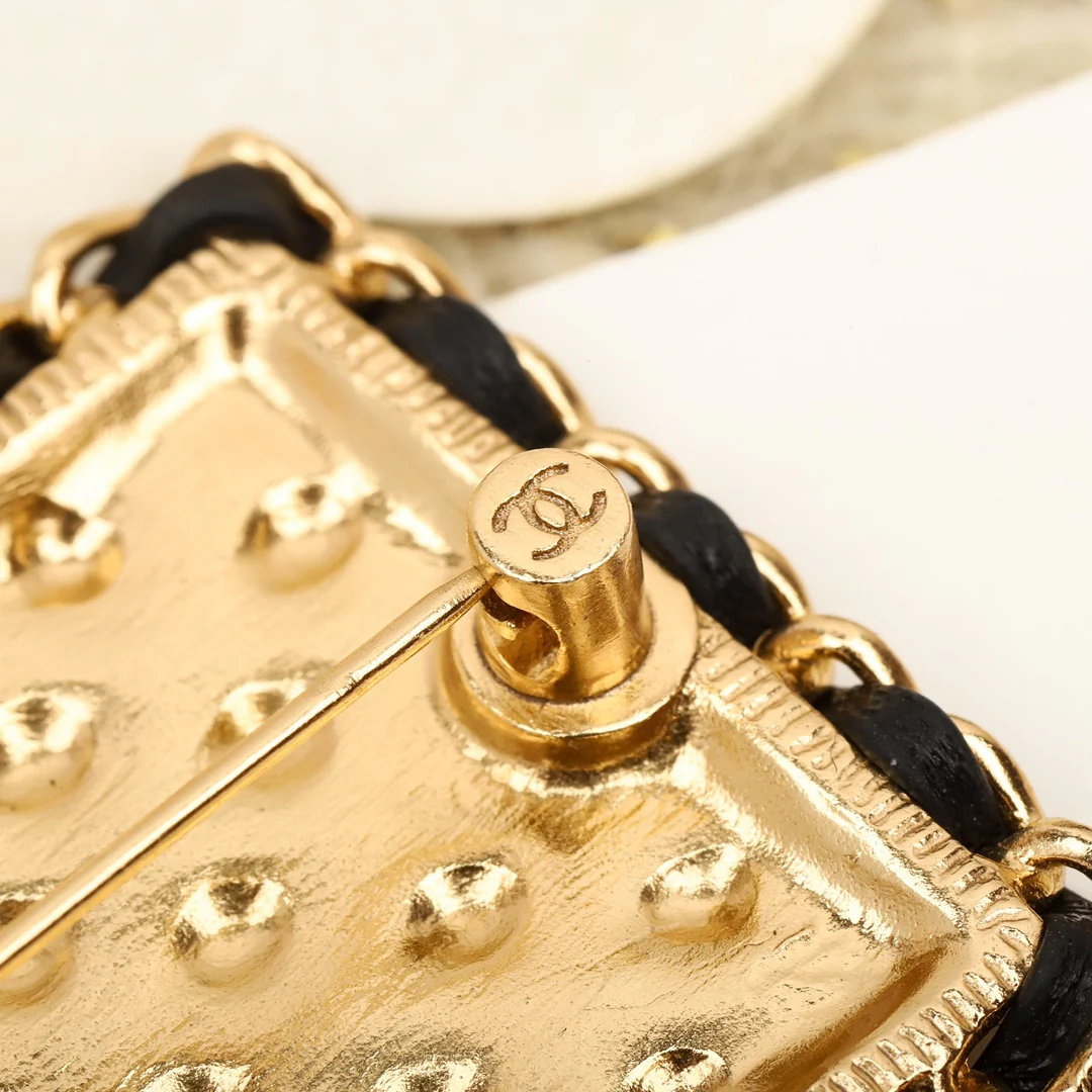 Брошь Chanel 128