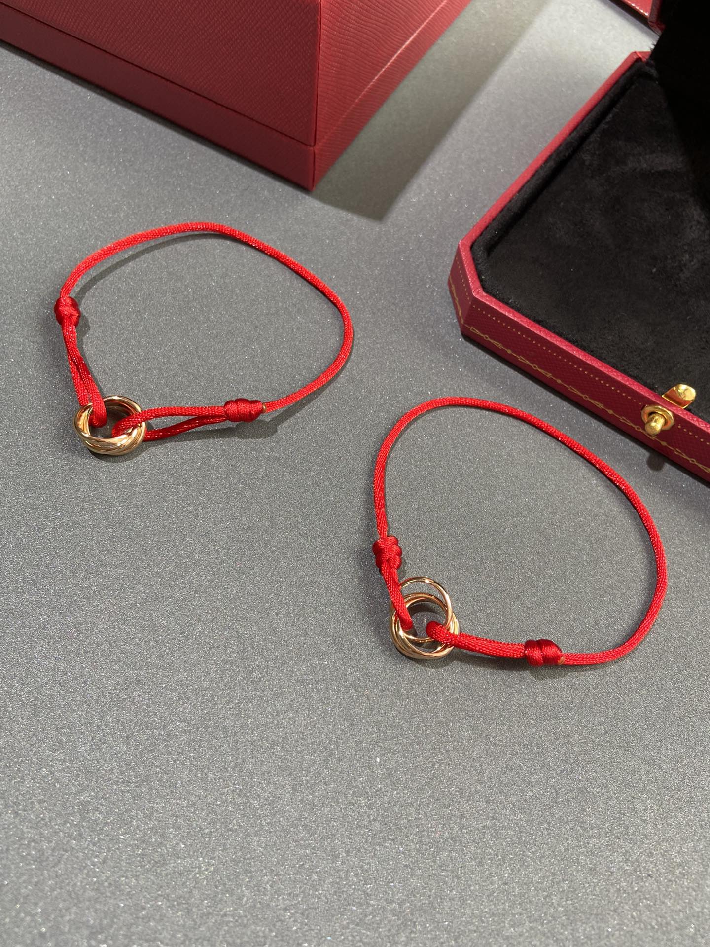 Браслет Cartier можно носить на расстоянии до 18 см от плеча.