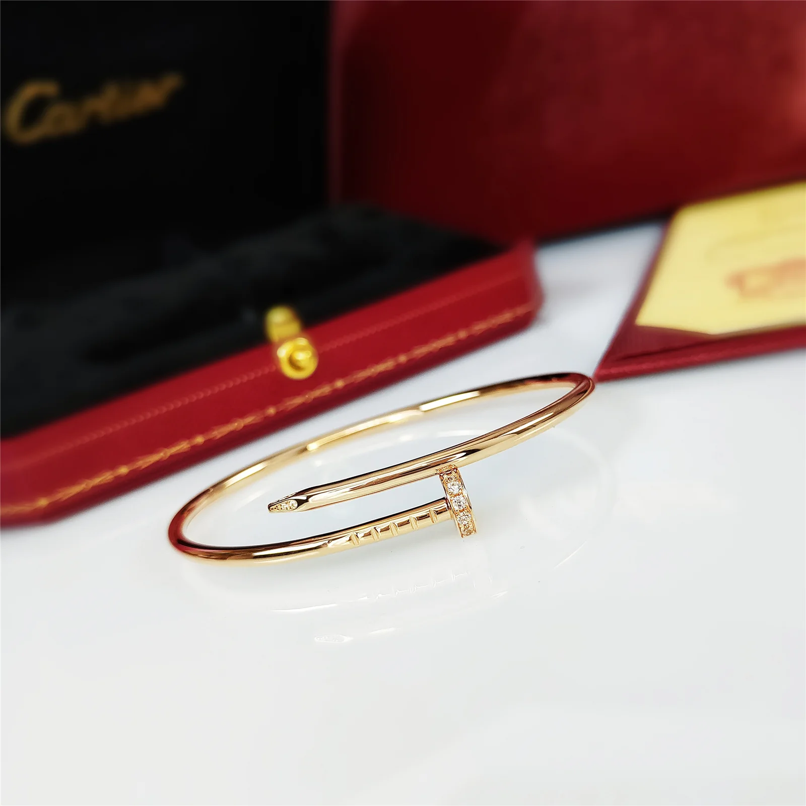 Браслет Cartier ?Гвоздика? — розовое золото с бриллиантами в половинках бриллиантов.