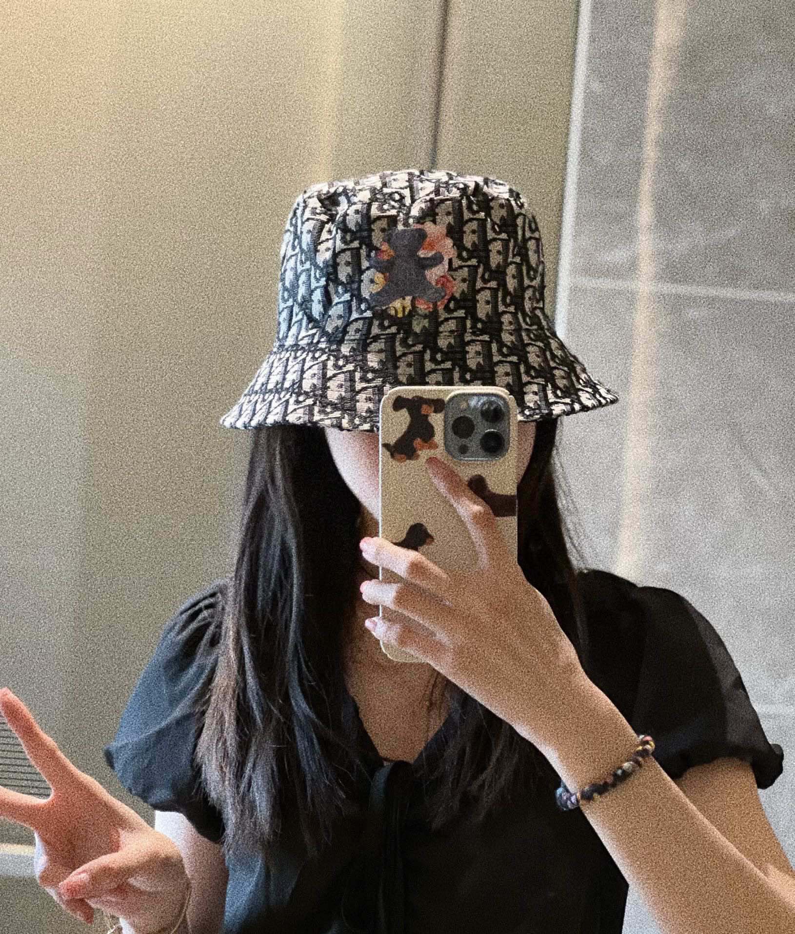 Новинка сезона весна/лето 2023 от Dior - козырек с монограммой в виде медведя - солнцезащитная шляпа