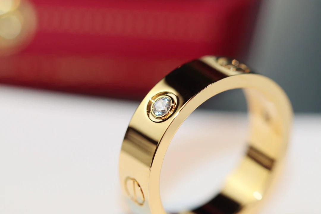 Широкое кольцо Cartier Love с 3 бриллиантами