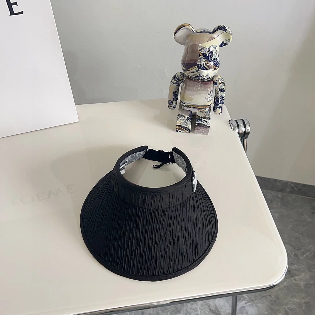 Новая элегантная плиссированная шляпа от солнца Miu Miu из летней коллекции 2024 года - черная.