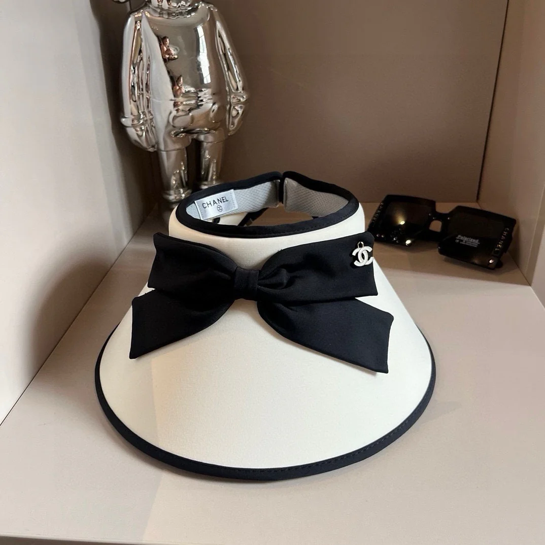 Chanel - Минималистичная солнцезащитная шляпа с бантом и цветовыми блоками - белая