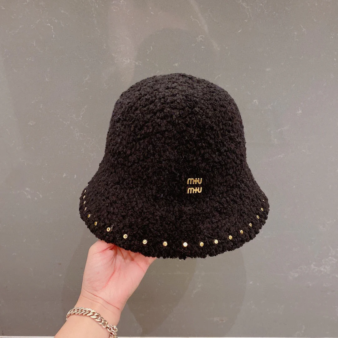 Панама Miu Miu с заклепками - черная