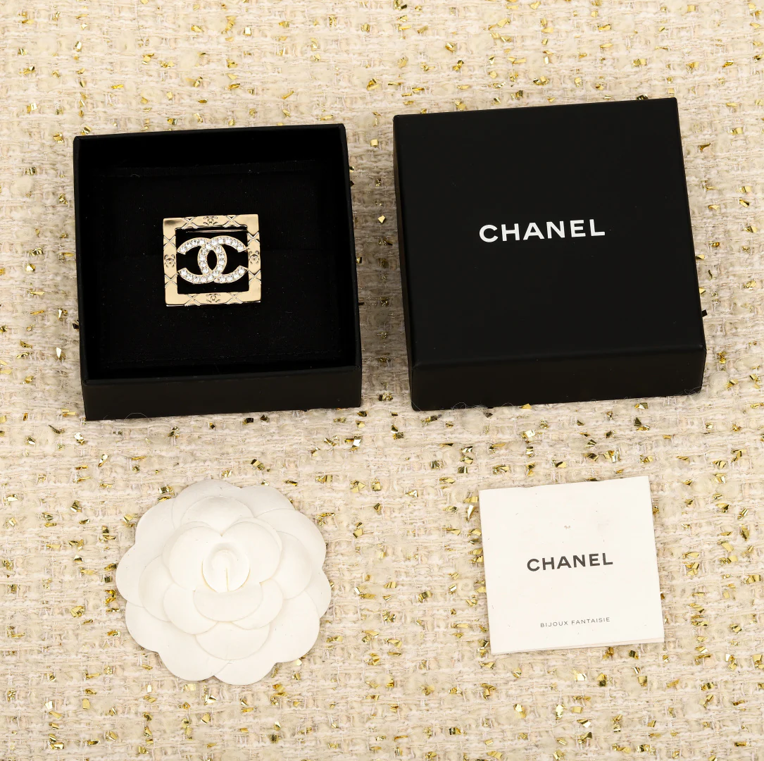 Квадратная ажурная брошь Chanel 25 пенсов.