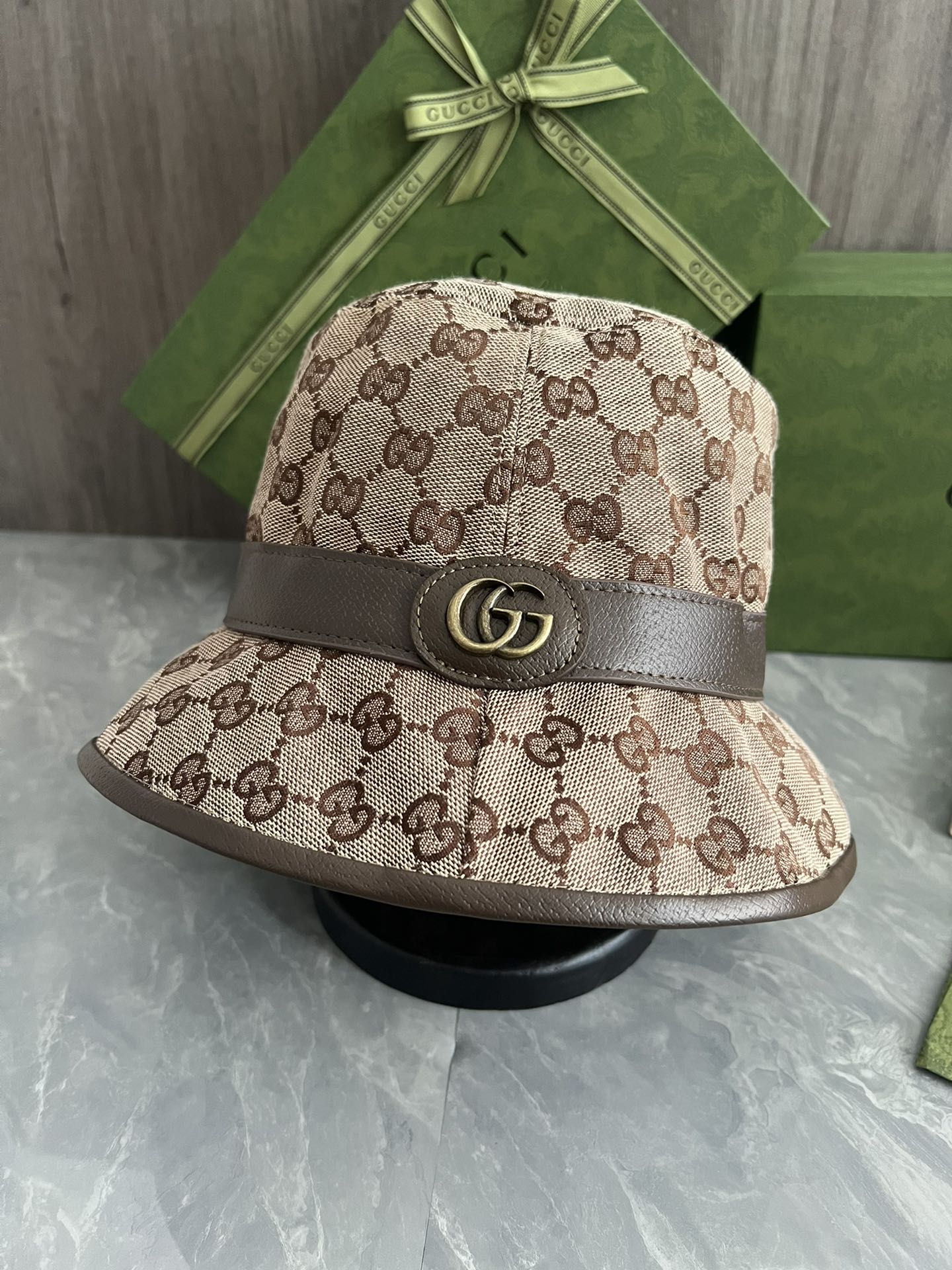 Панама Gucci Monogram из кожи с металлическим двойным логотипом G - кофейно-коричневого цвета.