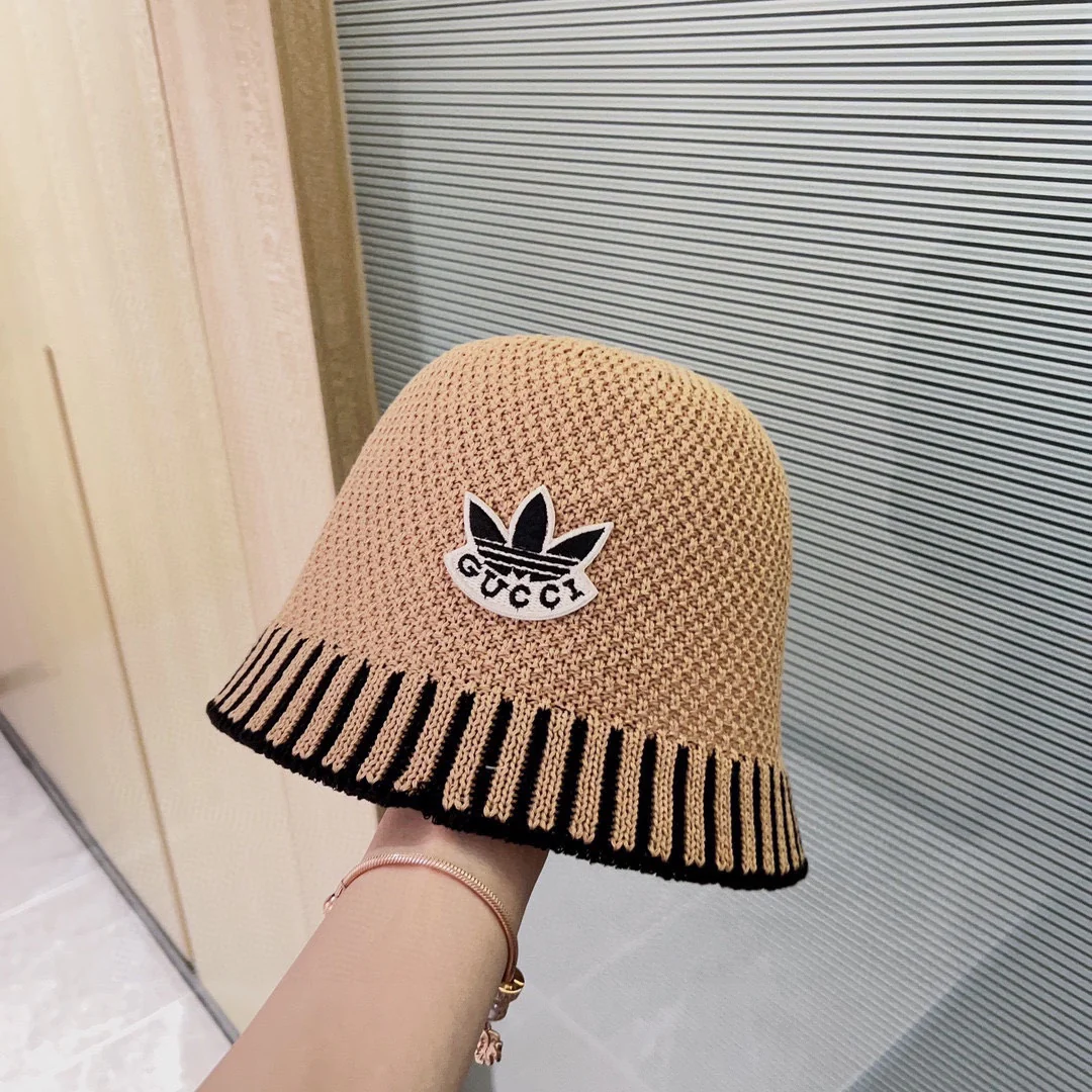 Новая вязаная рыбацкая шапка Gucci 2023 года в вертикальную полоску, цвет хаки.