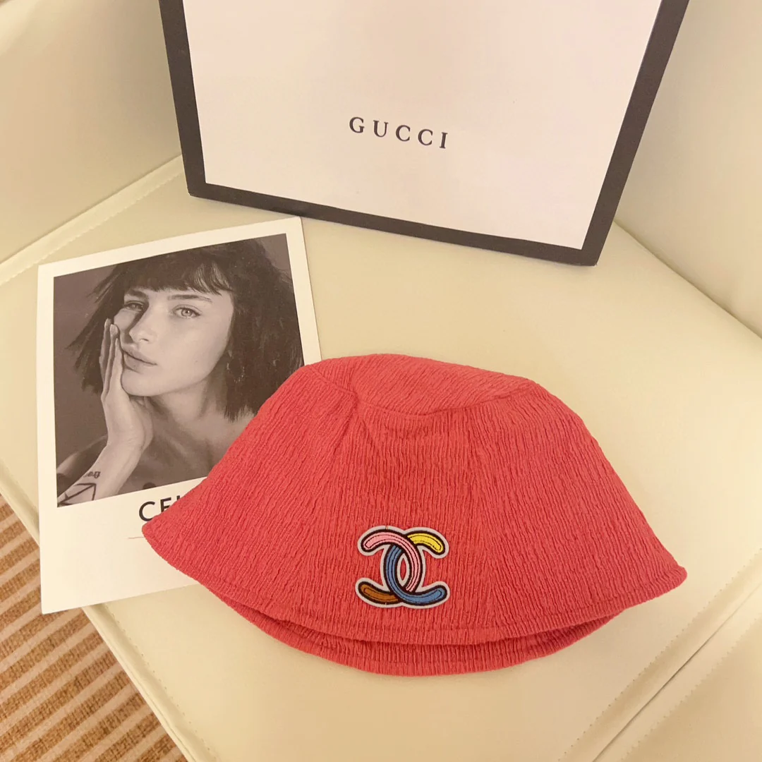 Новая модель Chanel 2023: полосатая рыбацкая шляпа - розовая.