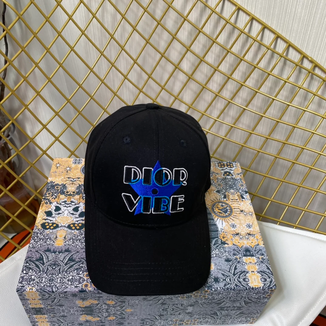 Бейсболка Dior с вышивкой