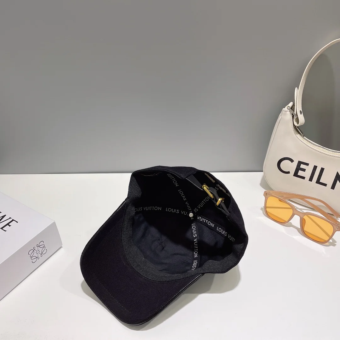 Новинка сезона весна/лето 2023 от LV - бейсболка с вышитой надписью.