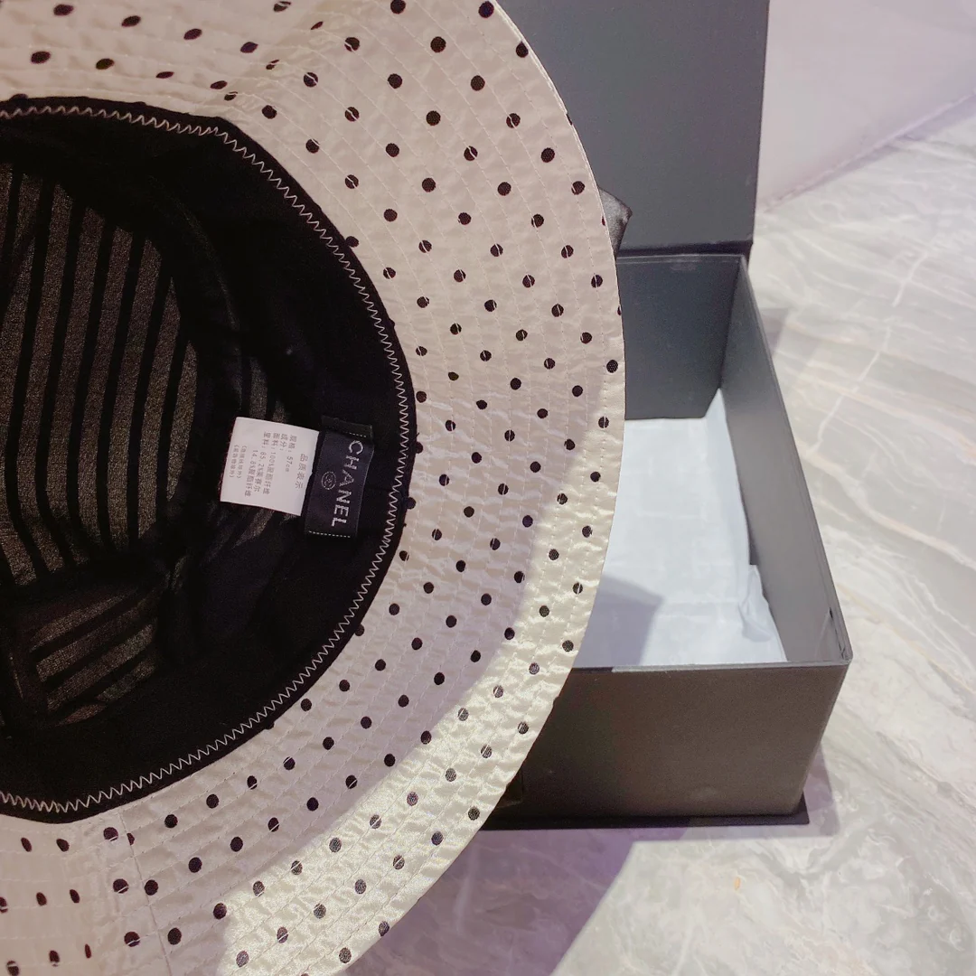 Chanel - Элегантная атласная шляпа от солнца