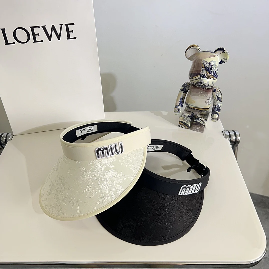 Новая летняя солнцезащитная шляпа Miu Miu 2024 с китайским узором - белая.