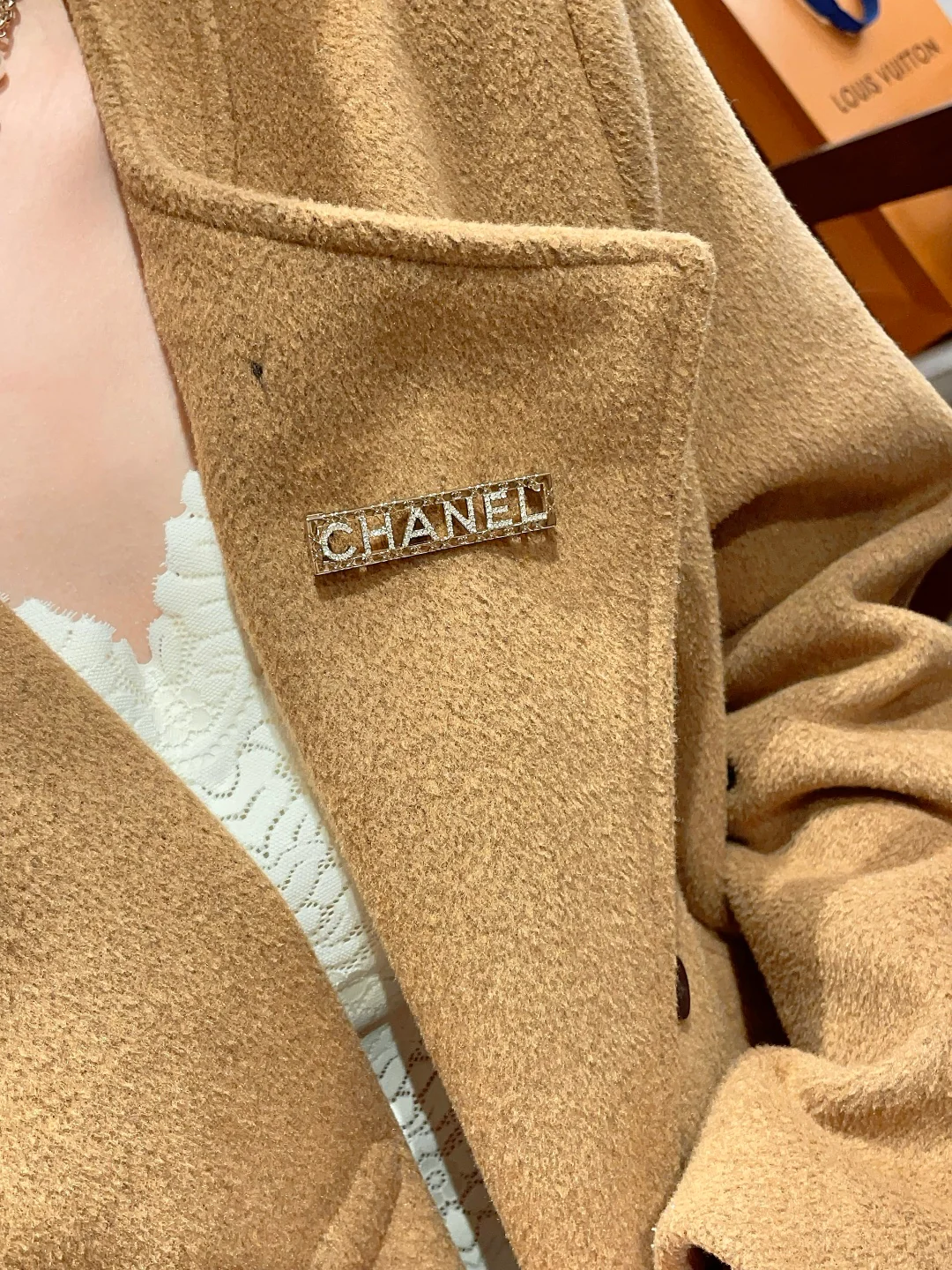 Chanel - квадратная ажурная брошь в виде буквы (25 пенсов)