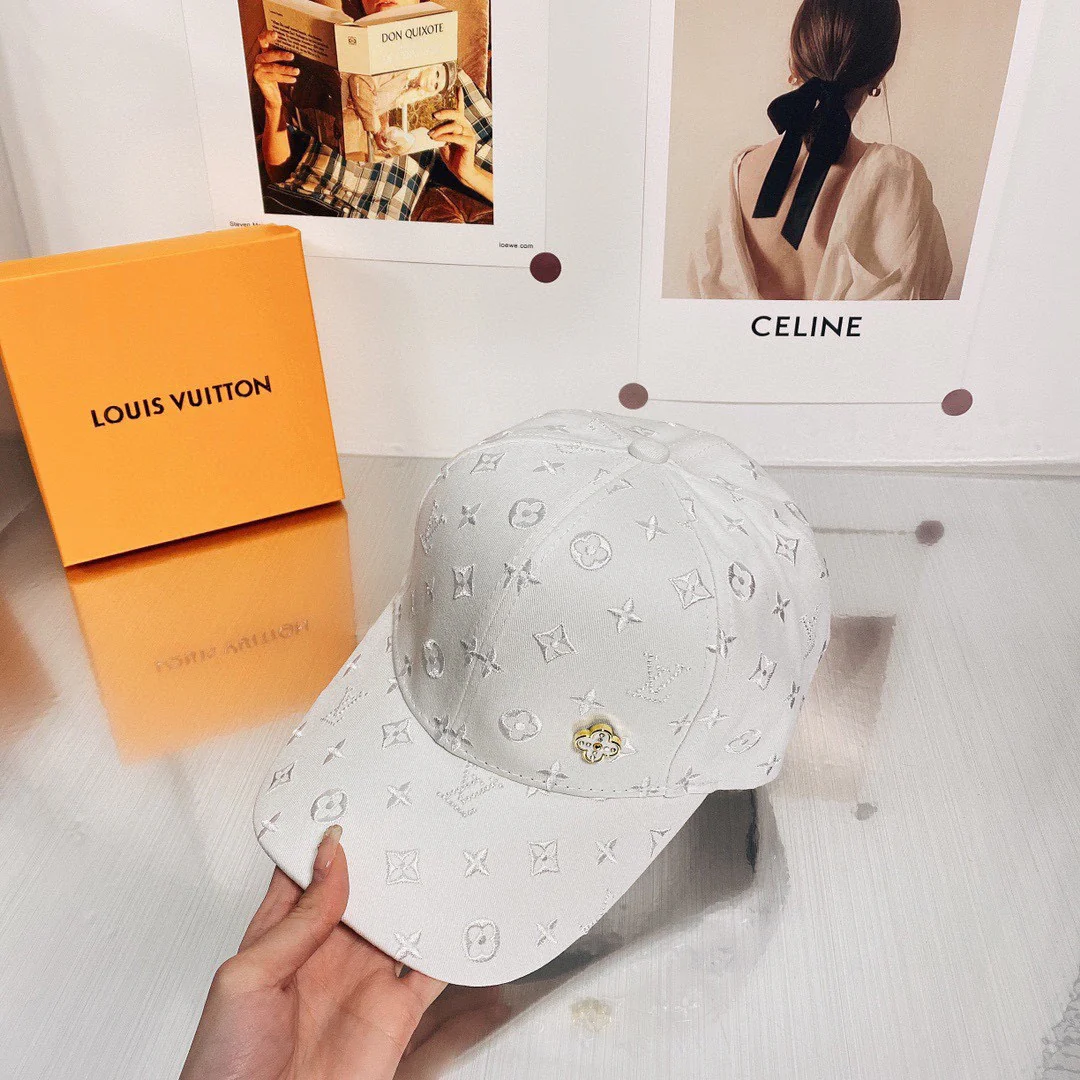 LV - Рыбацкая шляпа с вышитым по всей поверхности монограммом - такая же, как в бутиках.