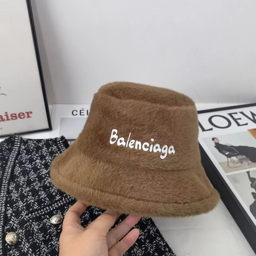 Balenciaga - Рыбацкая шапка из норки