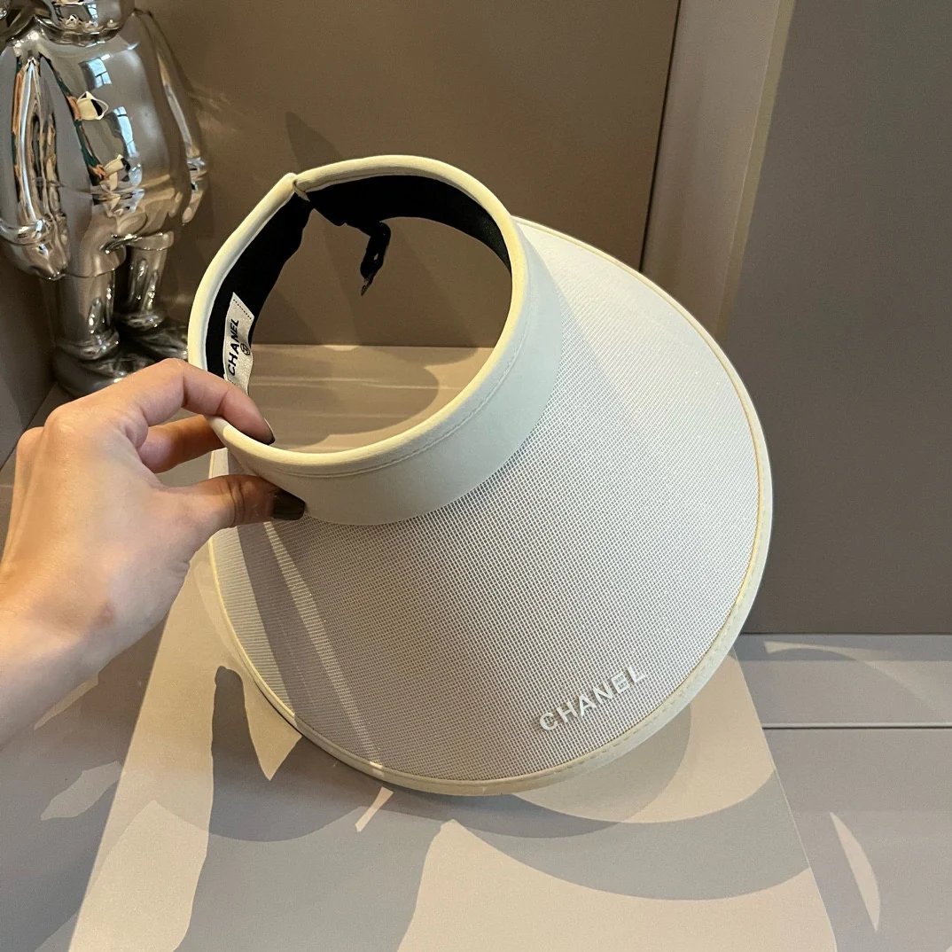 Минималистичная солнцезащитная шляпа Chanel с простыми буквами - белая.