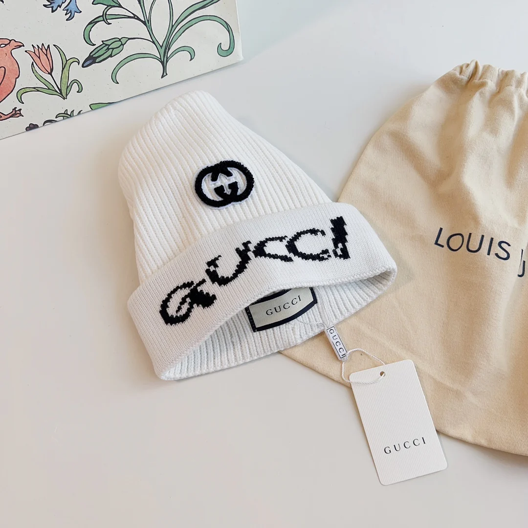 Шапка Gucci с вышитой буквой - белая