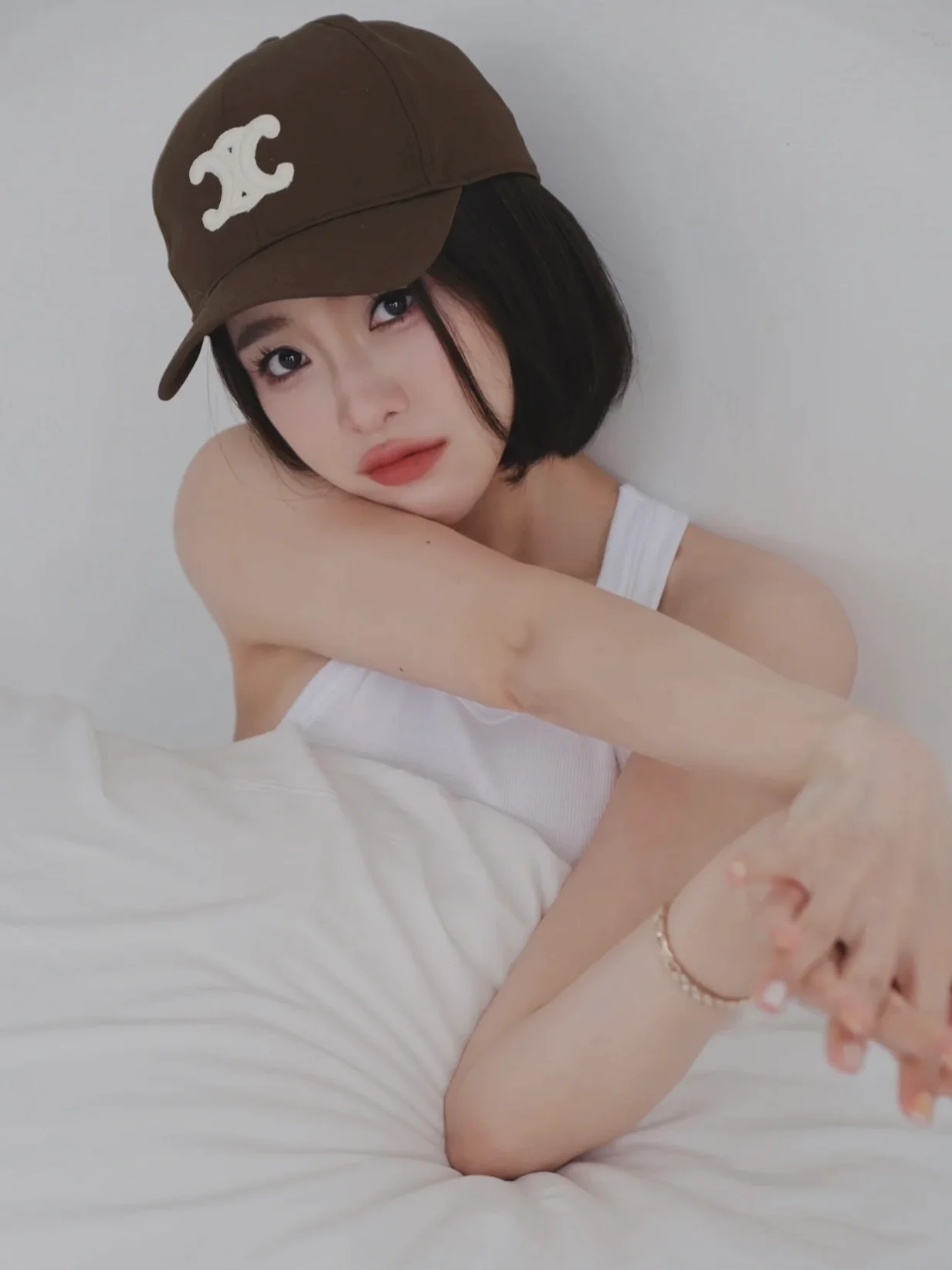 Бейсболка Celine с показа весенне-летней коллекции 2022 года — вдохновение для создания образа.