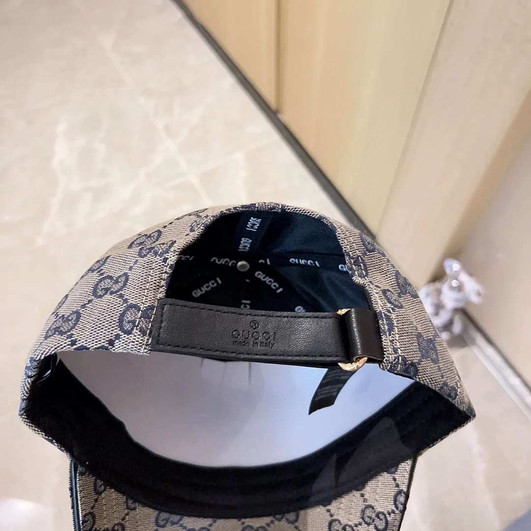 Новинка сезона весна/лето 2023 — бейсболка с кожаной этикеткой Monogram, серая.