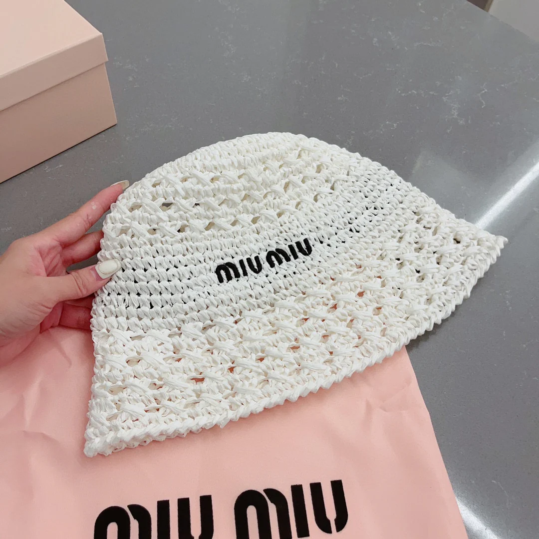 Новинка коллекции Miu Miu Весна/Лето 2023 - Вязаная крючком рыбацкая шапка - Белая