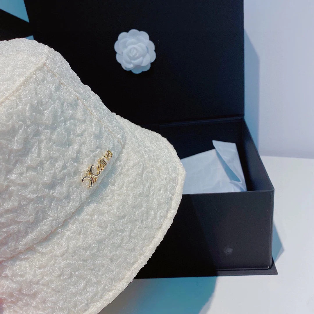 Новинка Celine 2022 года - стильная рыбацкая шляпа для весны/лета.