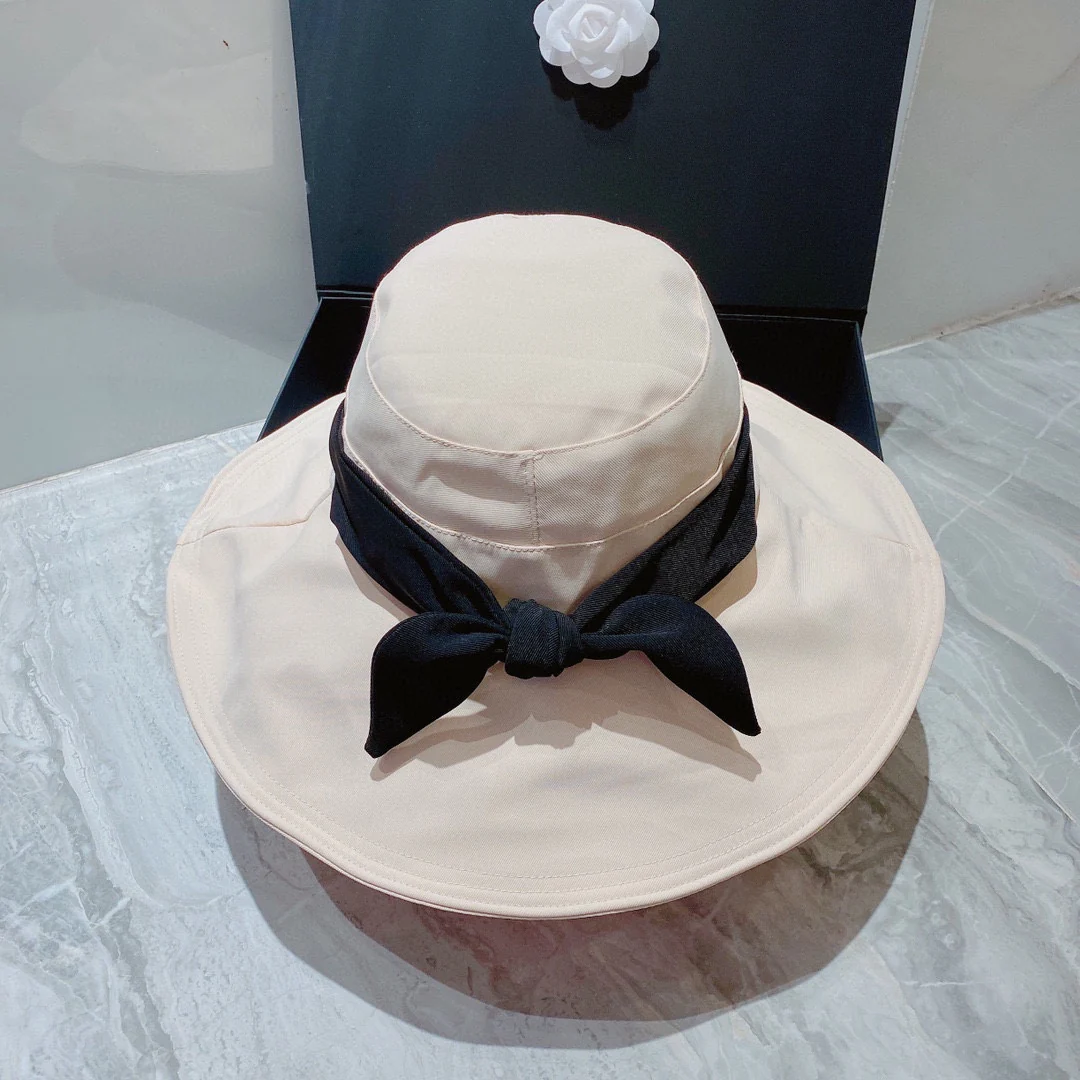 Dior - Шелковый шарф с цветовыми блоками и шляпа от солнца на завязках