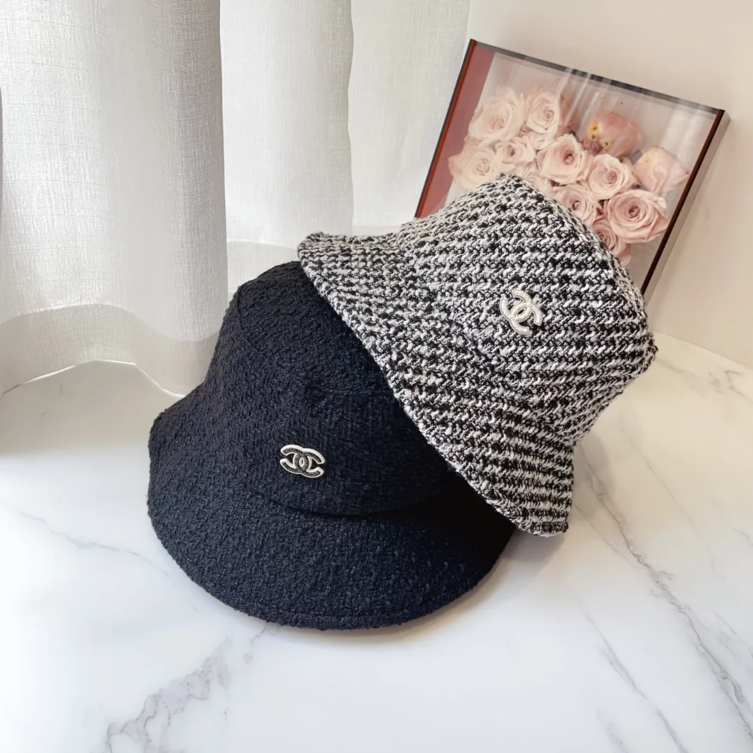 Chanel - Новая модель новой коллекции: шерстяная клетчатая рыбацкая шляпа крупной вязки - черная.