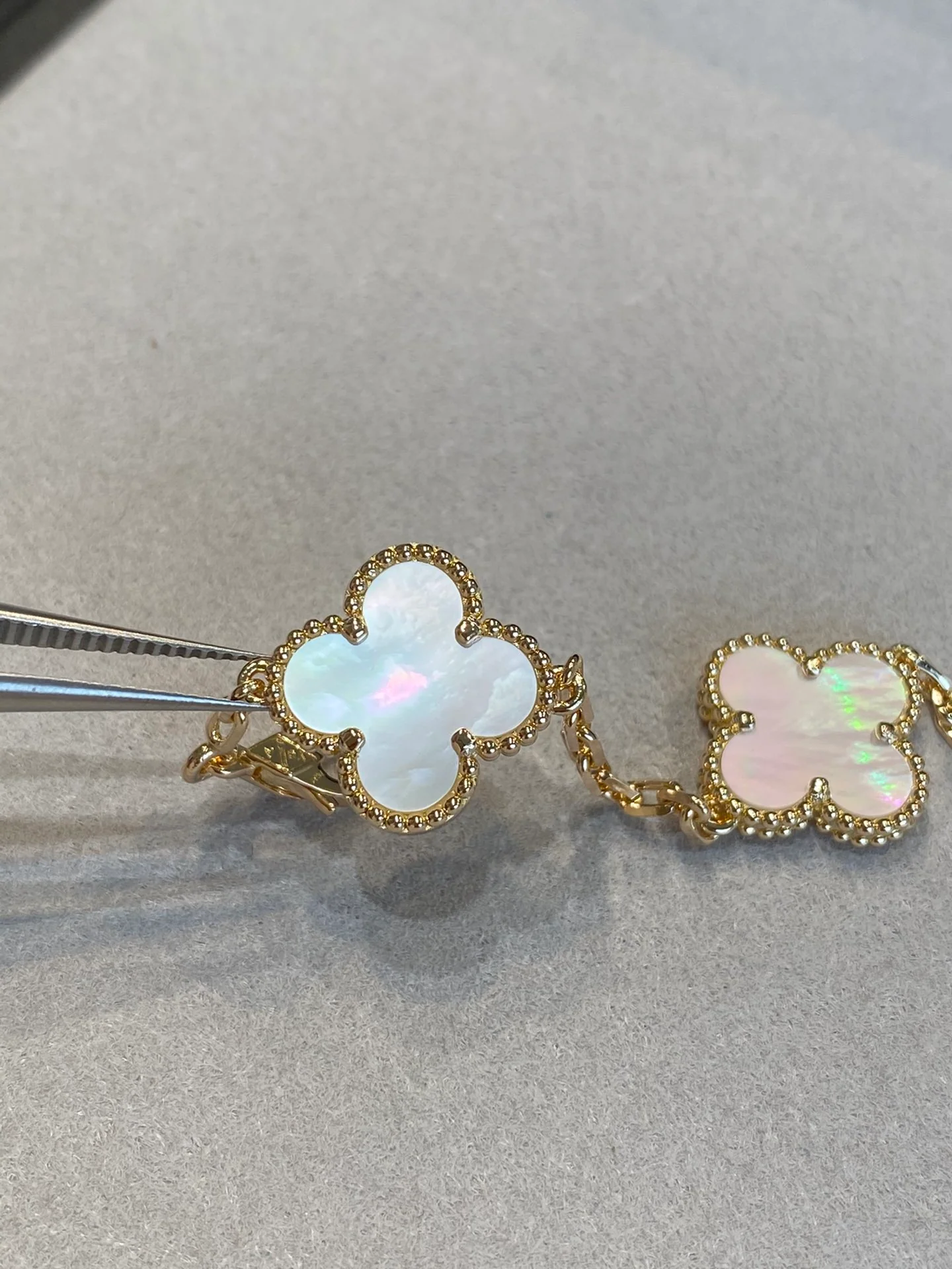 Браслет VCA ?Пять цветов, белая ракушка?