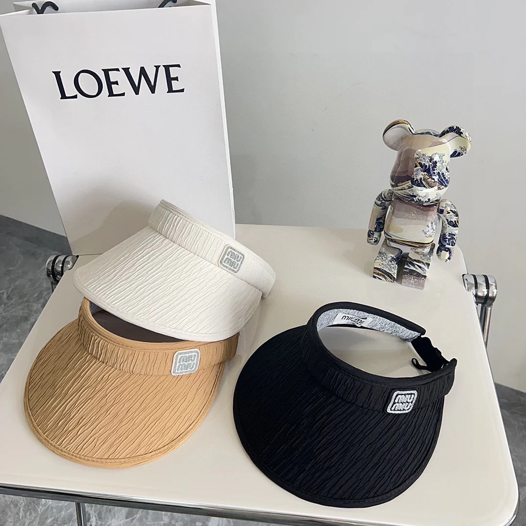 Новая элегантная плиссированная шляпа от солнца Miu Miu из летней коллекции 2024 года - черная.