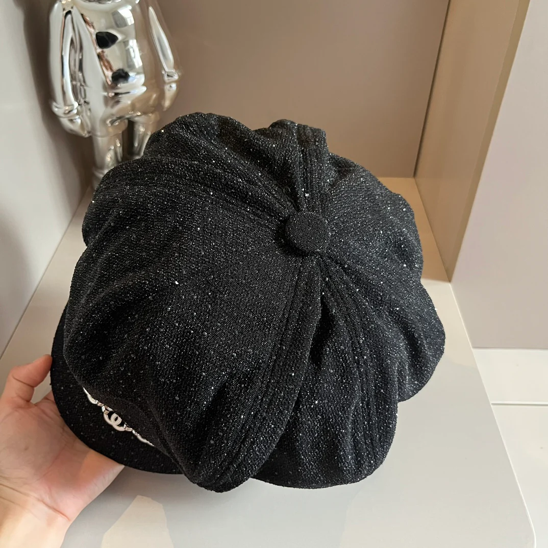 Новая коллекция Chanel весна/осень: шляпа художника с двойной буквой С и блестками - черная.