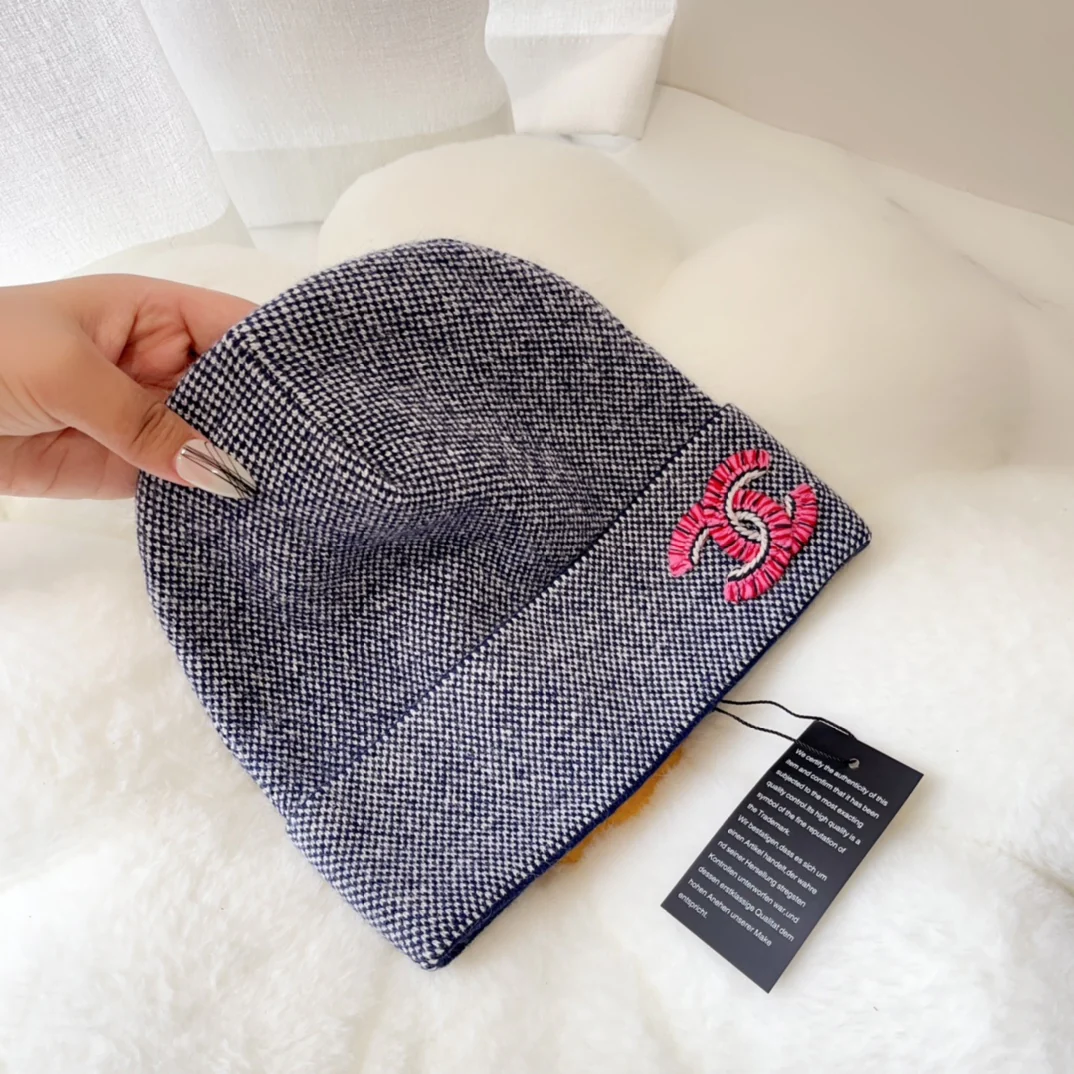 Новая универсальная вышитая шапка Chanel из осенне-зимней коллекции - розовая.