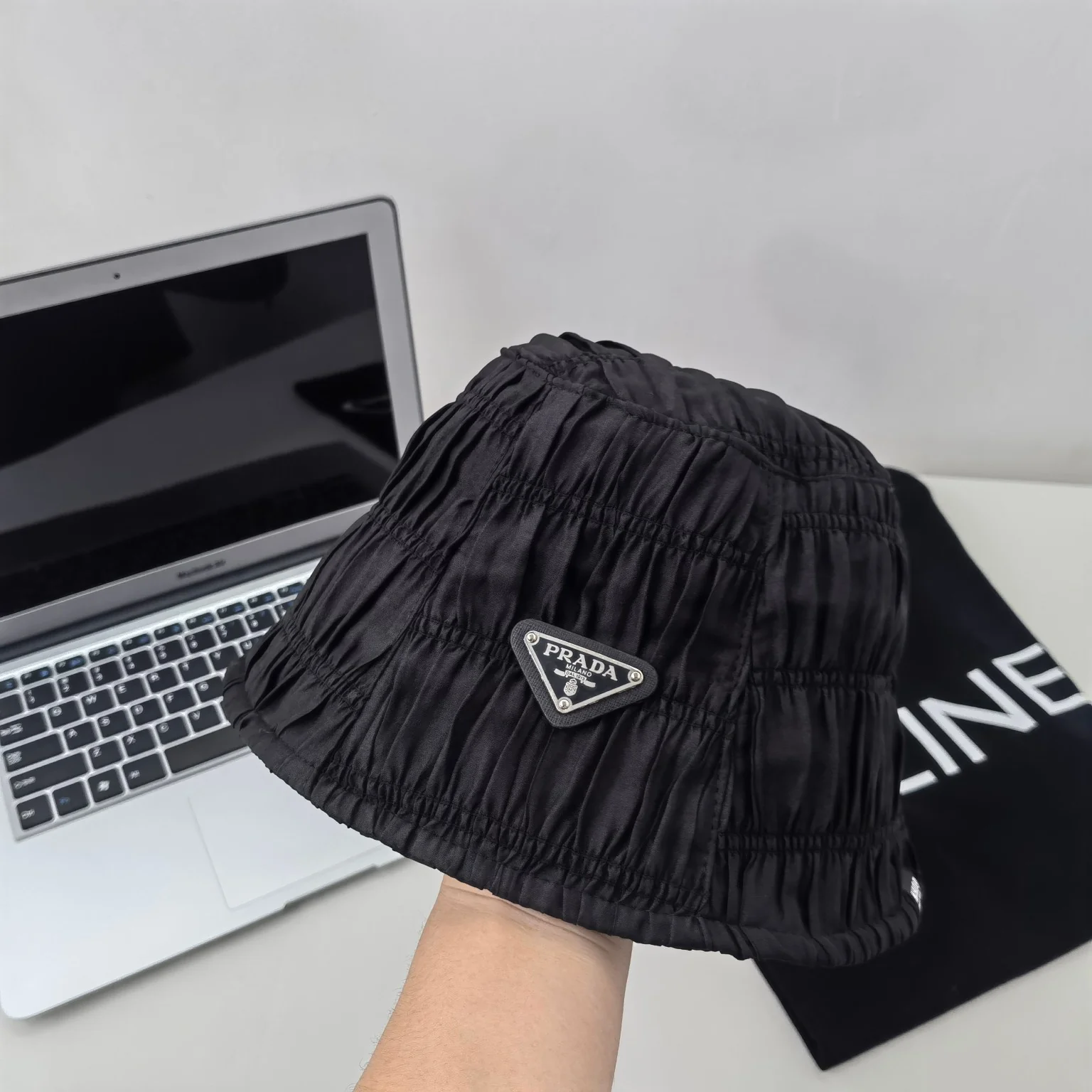 Prada - Новинка начала осени 2023 года - Простая панама со складками