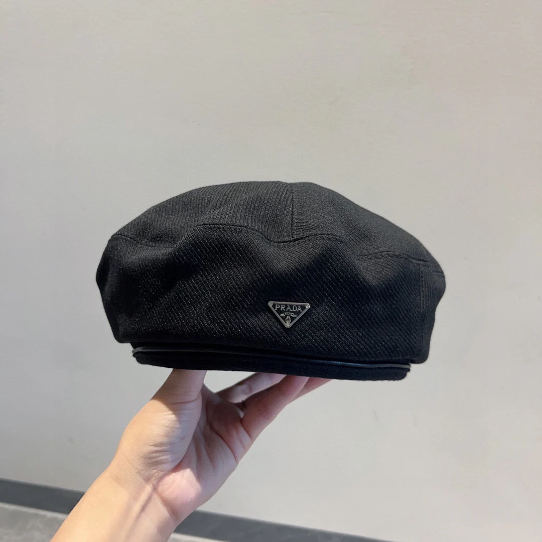 Универсальный берет Prada с треугольным логотипом, черный.
