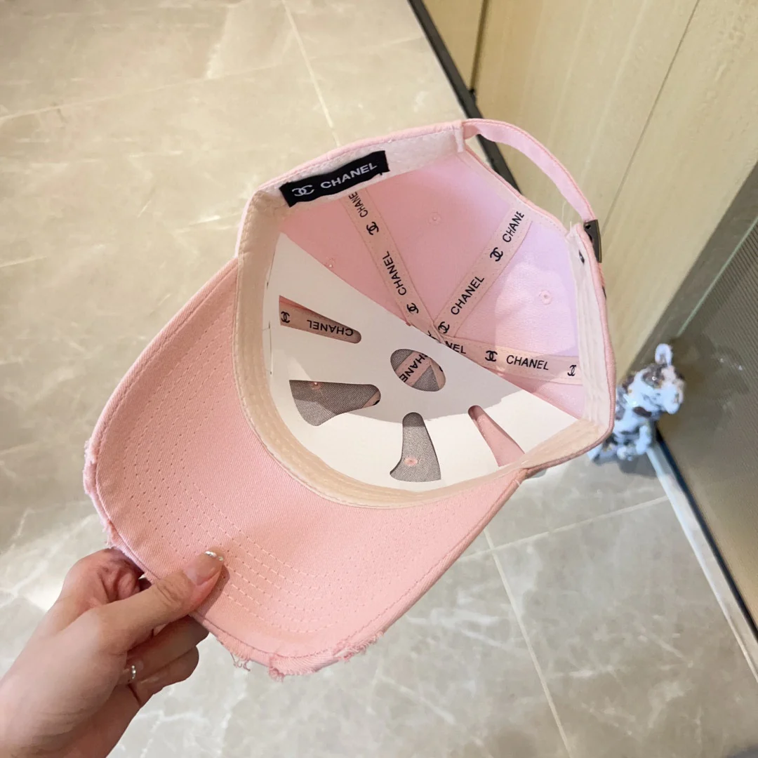 Новая вышитая бейсболка Chanel 2023 года, бутик — розовая.