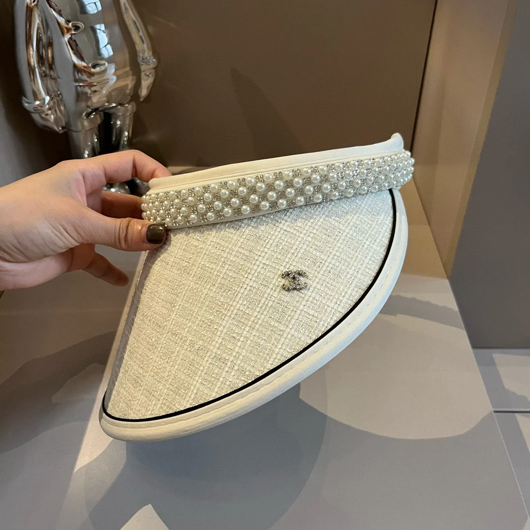 Солнцезащитная шляпа-ободок Chanel с жемчугом - белая