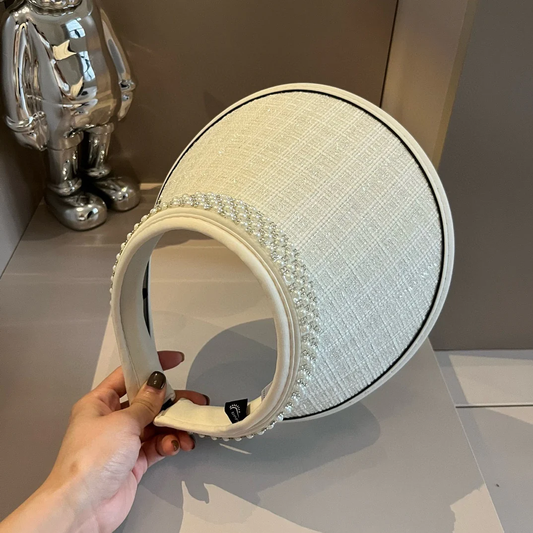 Солнцезащитная шляпа-ободок Chanel с жемчугом - белая