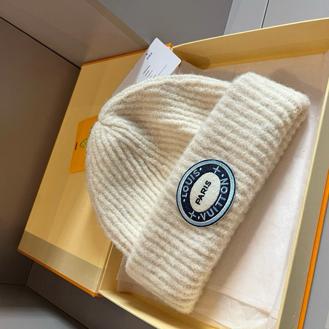 Вязаная шапка LV с вышитой биркой - белая