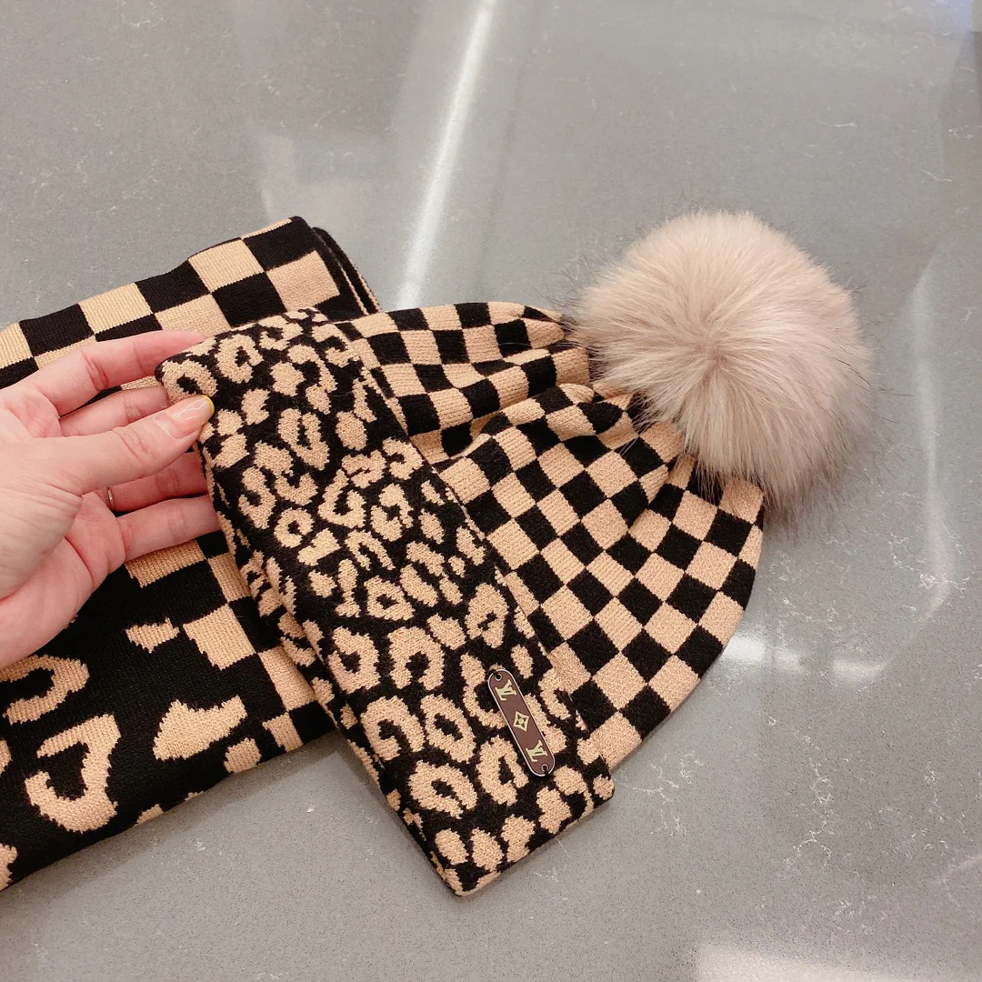 Шапка в клетку LV