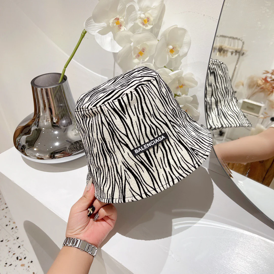 Рыбацкая шляпа Balenciaga с зебровым принтом