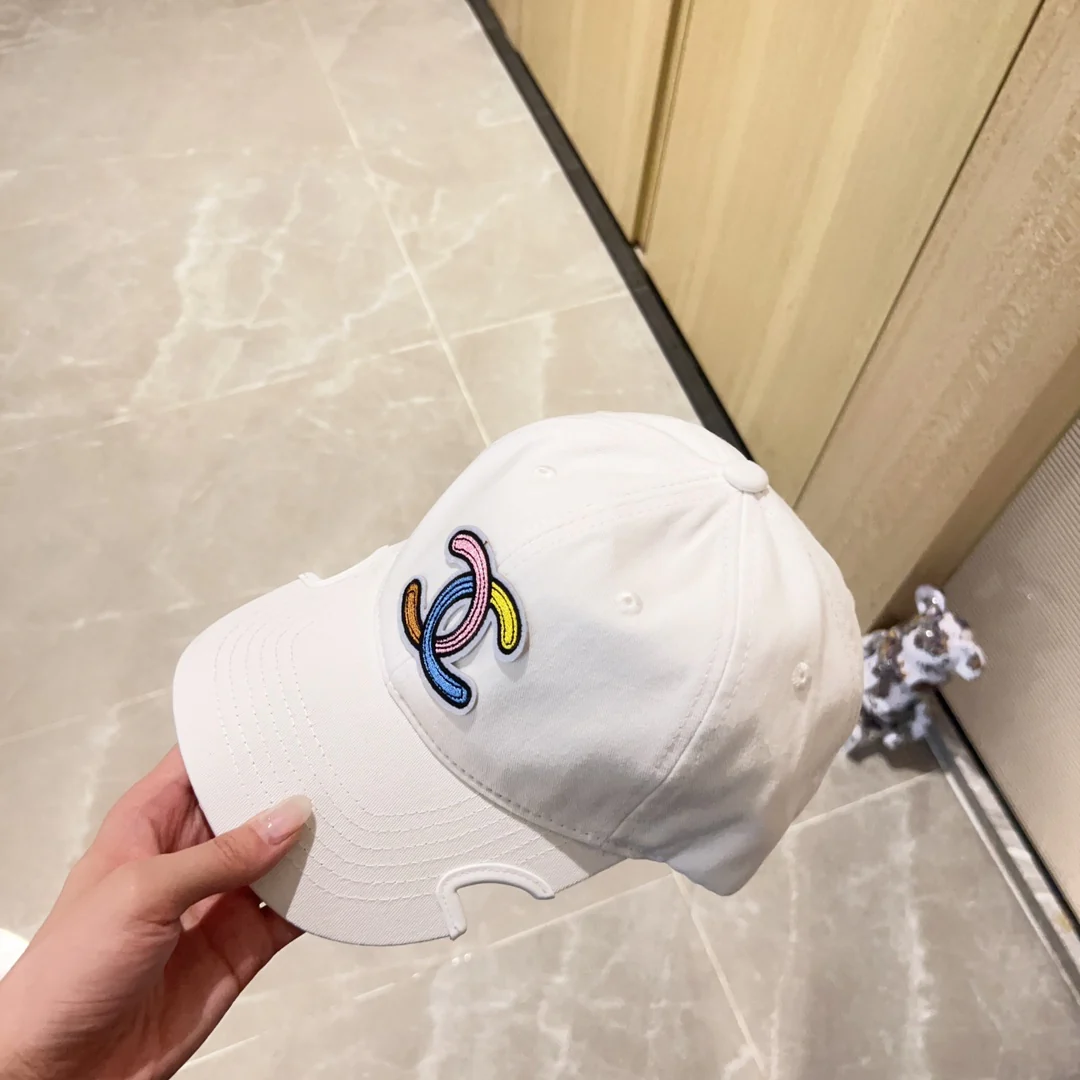 Новинка сезона весна/лето 2023 от Chanel - Бейсболка с неровным козырьком - Белая