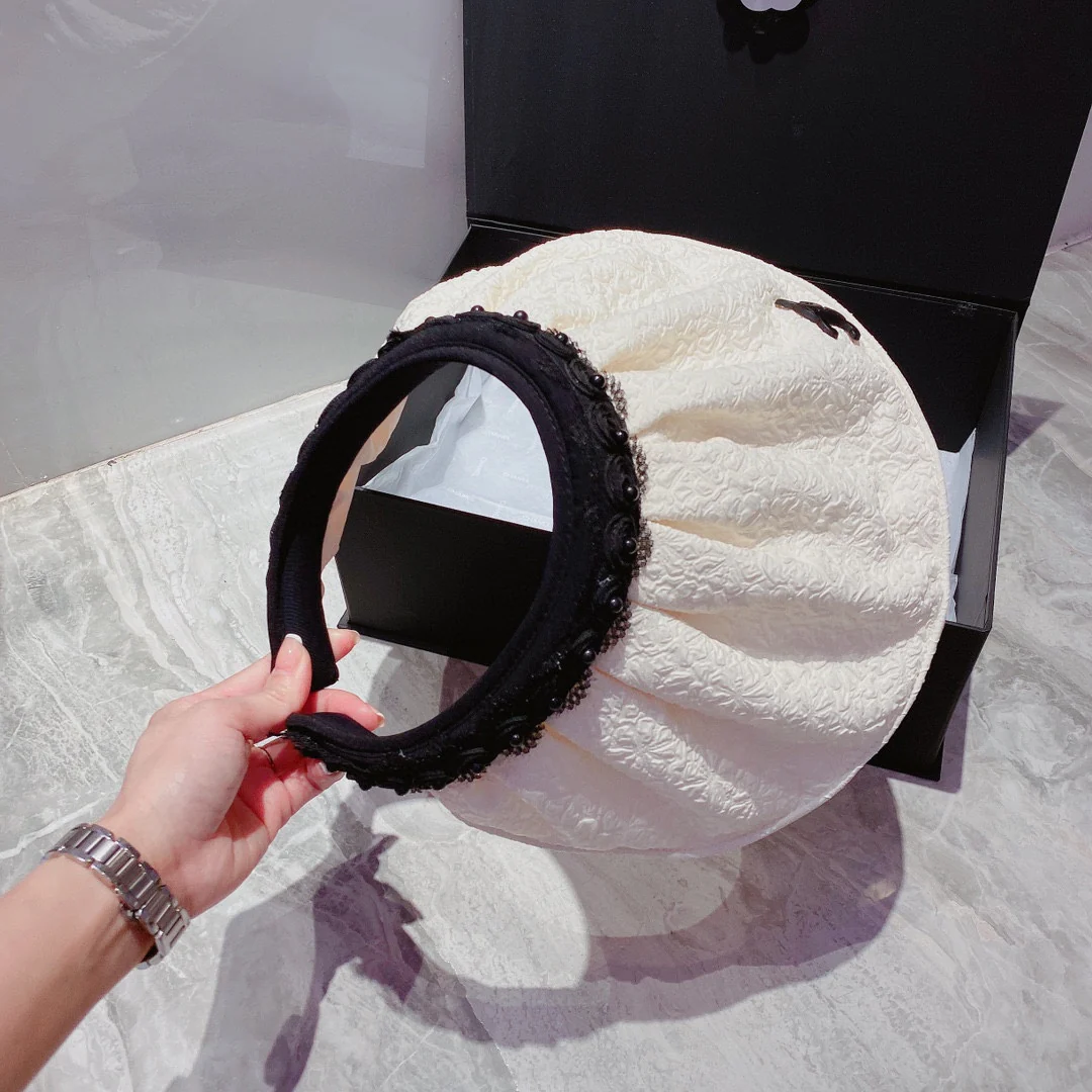 Celine - Солнцезащитная шляпа в придверном стиле с жемчужным принтом