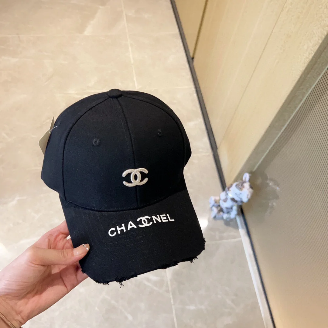 Новая бейсболка Chanel 2023 года с вышивкой и эффектом потертости - черная.