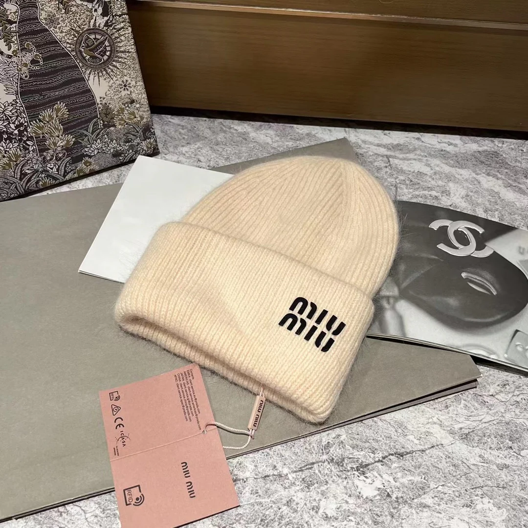 Miu Miu - Вязаная шапка из кроличьего меха и шерсти