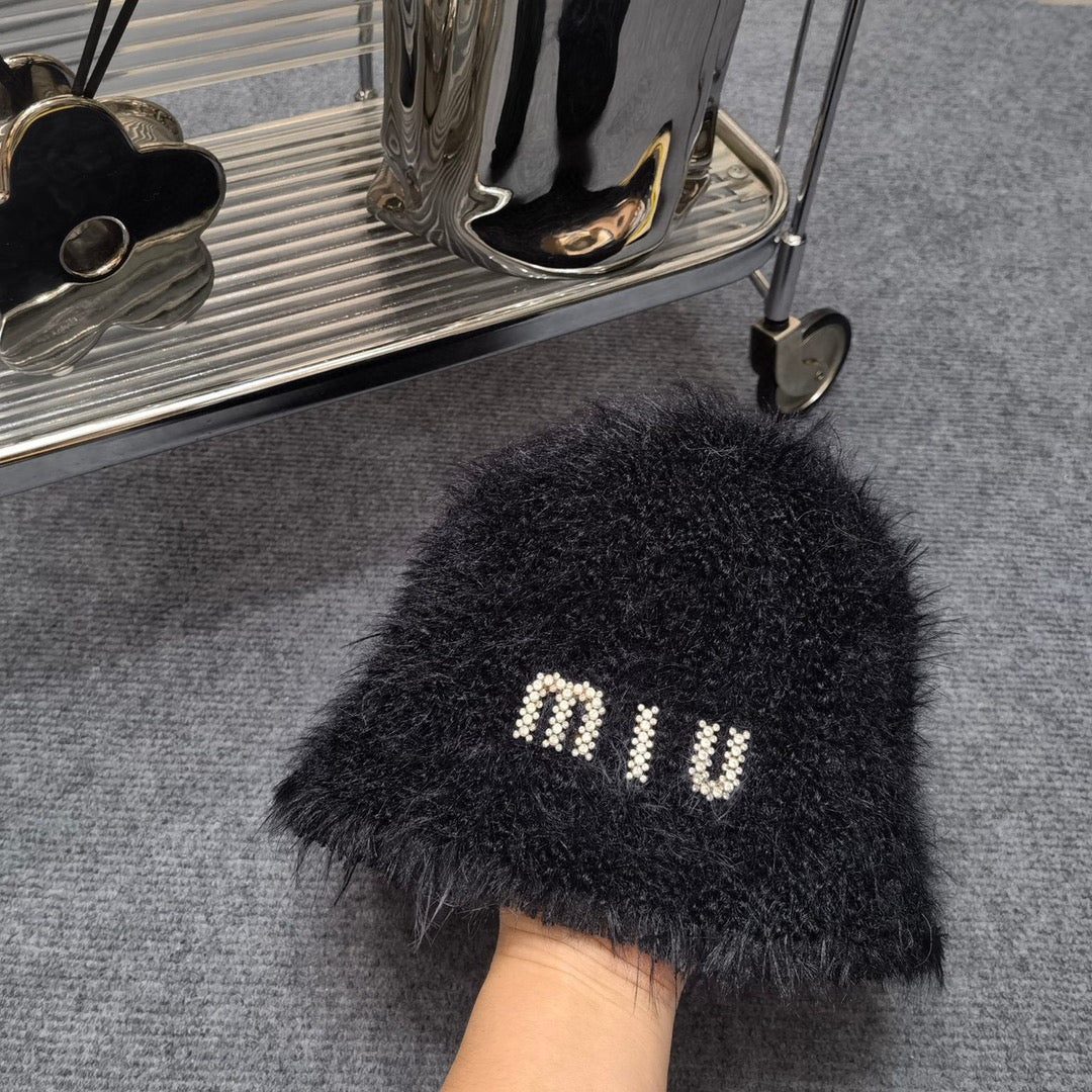 Miu Miu - Популярная осенне-зимняя коллекция: рыбацкая шапка из норки.