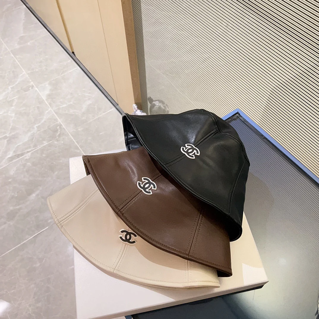 Новая модель кожаной рыбацкой шляпы Chanel 2023 года — белая.